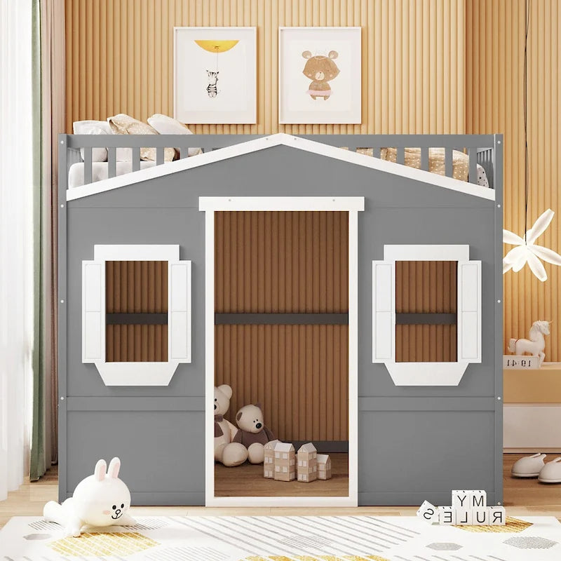 Dřevěná patrová postel plné velikosti Creativity House Bed s vestavěným žebříkem a úložným prostorem pod postelí, s celodélkovým zábradlím