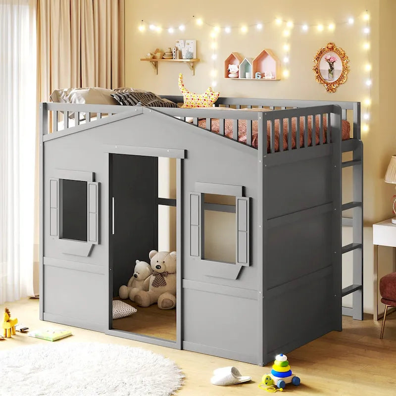Dřevěná patrová postel plné velikosti Creativity House Bed s vestavěným žebříkem a úložným prostorem pod postelí, s celodélkovým zábradlím