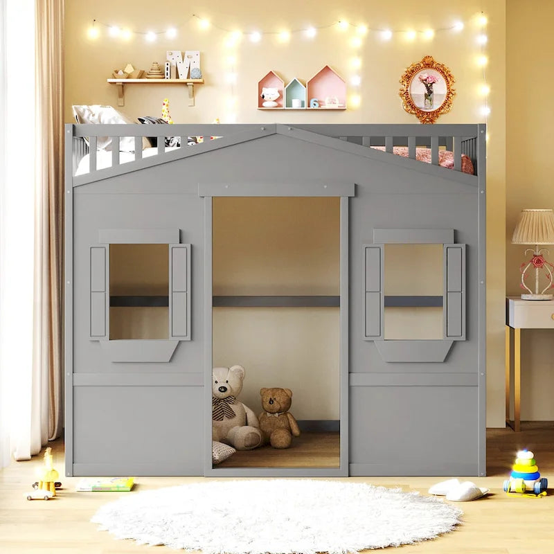 Dřevěná patrová postel plné velikosti Creativity House Bed s vestavěným žebříkem a úložným prostorem pod postelí, s celodélkovým zábradlím