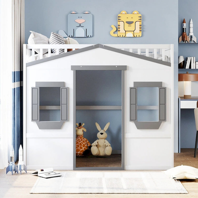 Dřevěná patrová postel plné velikosti Creativity House Bed s vestavěným žebříkem a úložným prostorem pod postelí, s celodélkovým zábradlím